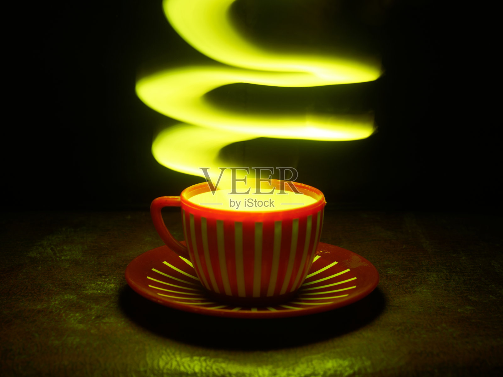 黄色螺旋光从一个红色的杯子照片摄影图片