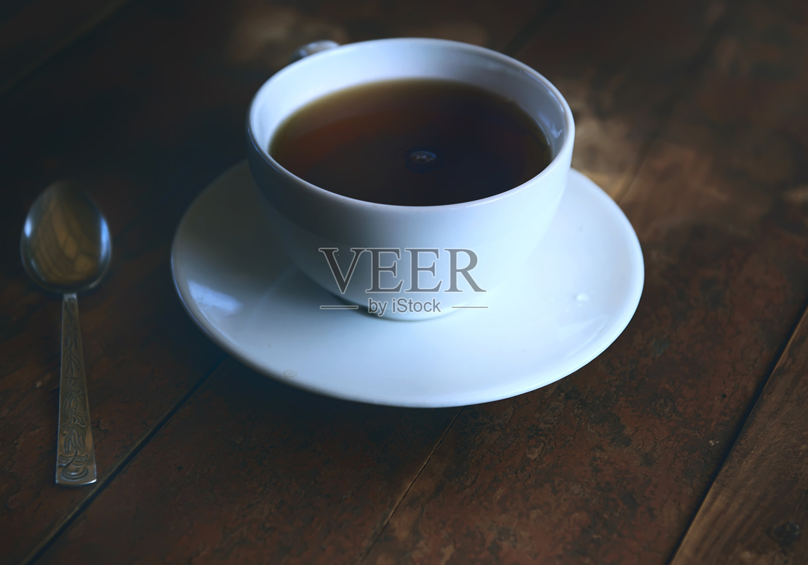 在弥散的日光下喝一杯茶。柔和的焦点，流畅的线条，色彩对比。有个录音的地方，侧视图照片摄影图片