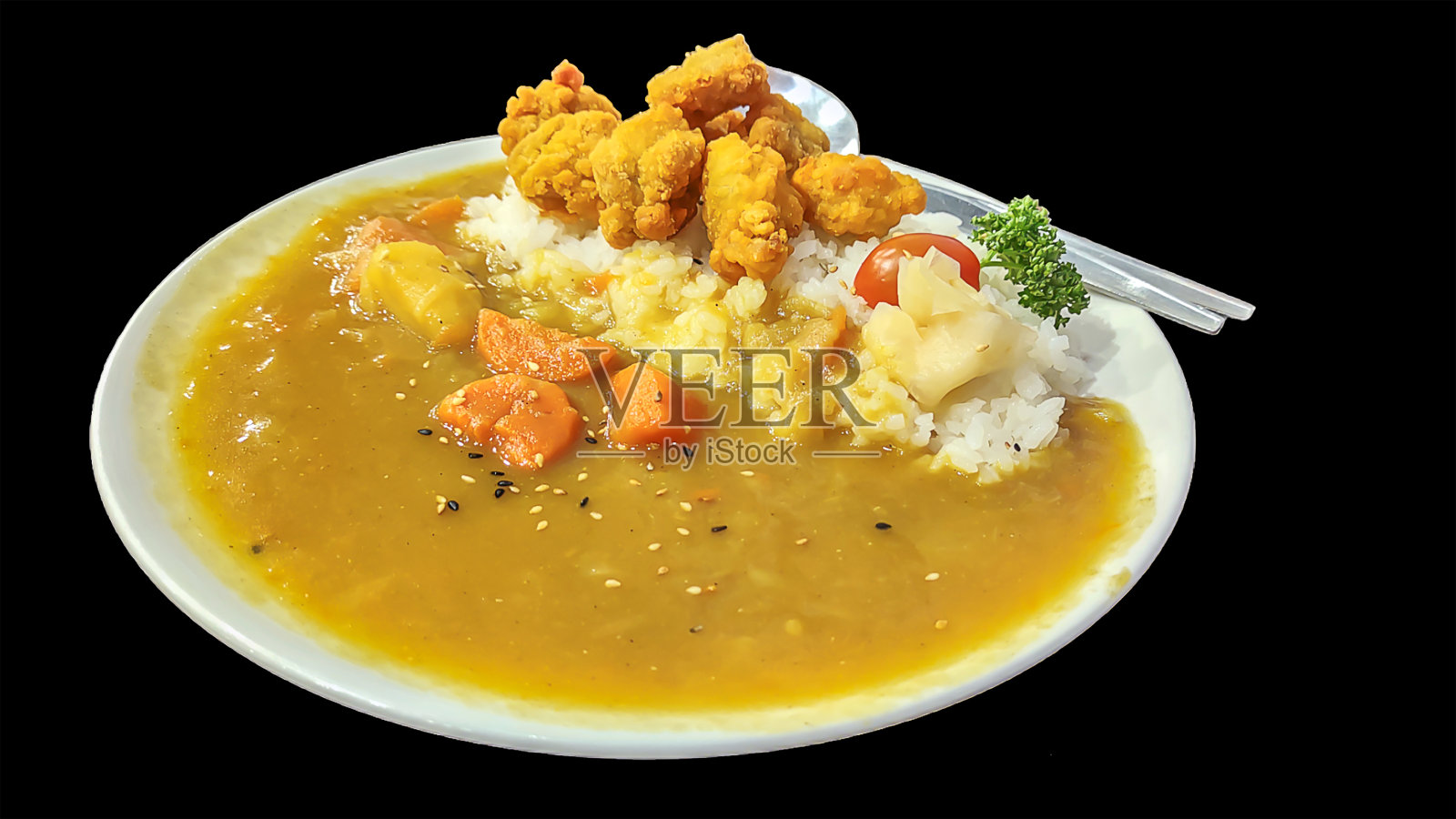 黑色背景的咖喱饭和炸鸡。照片摄影图片