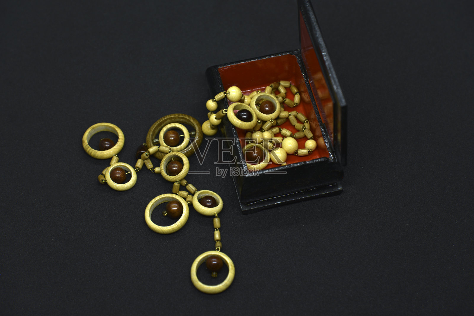 木珠装饰在黑色的背景。首饰盒里的木制珠宝。照片摄影图片