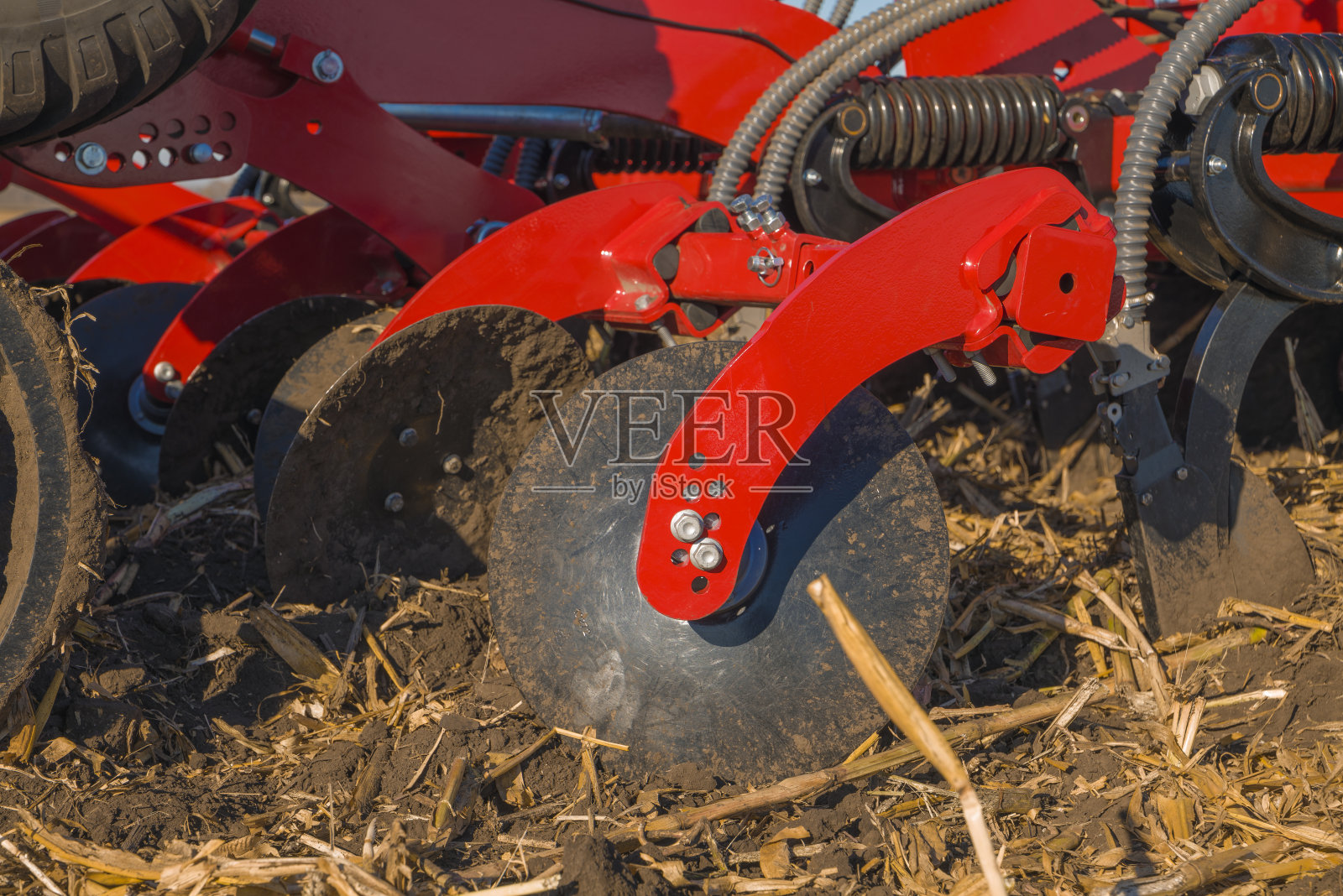 秋土栽培，粮食播种和施肥。耕作单元，特写细节。区域农业产业部门。耕田机，耕田机和耕田盘。设备在工作。照片摄影图片