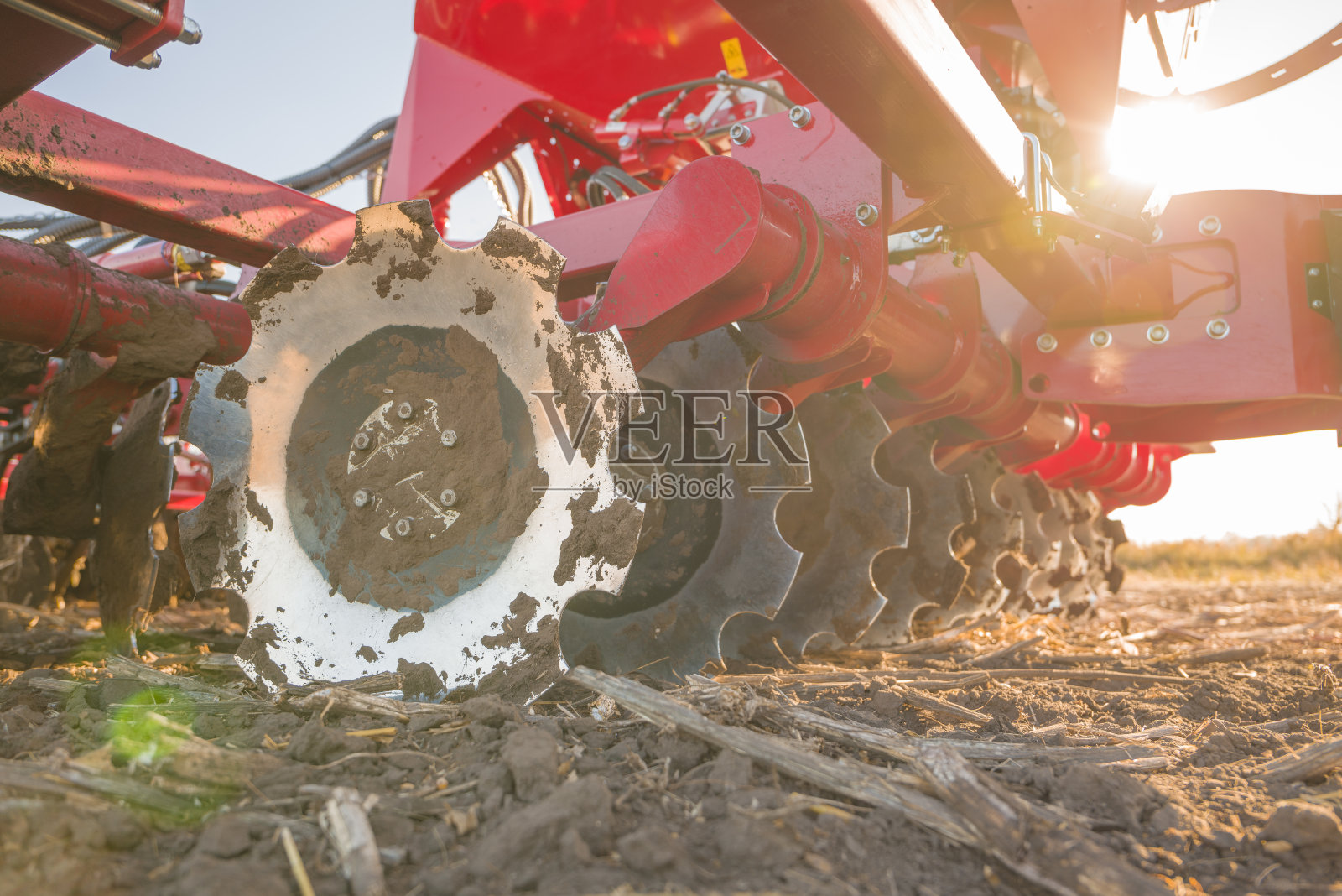 秋土栽培，粮食播种和施肥。耕作单元，特写细节。区域农业产业部门。耕田机，耕田机和耕田盘。设备在工作。照片摄影图片