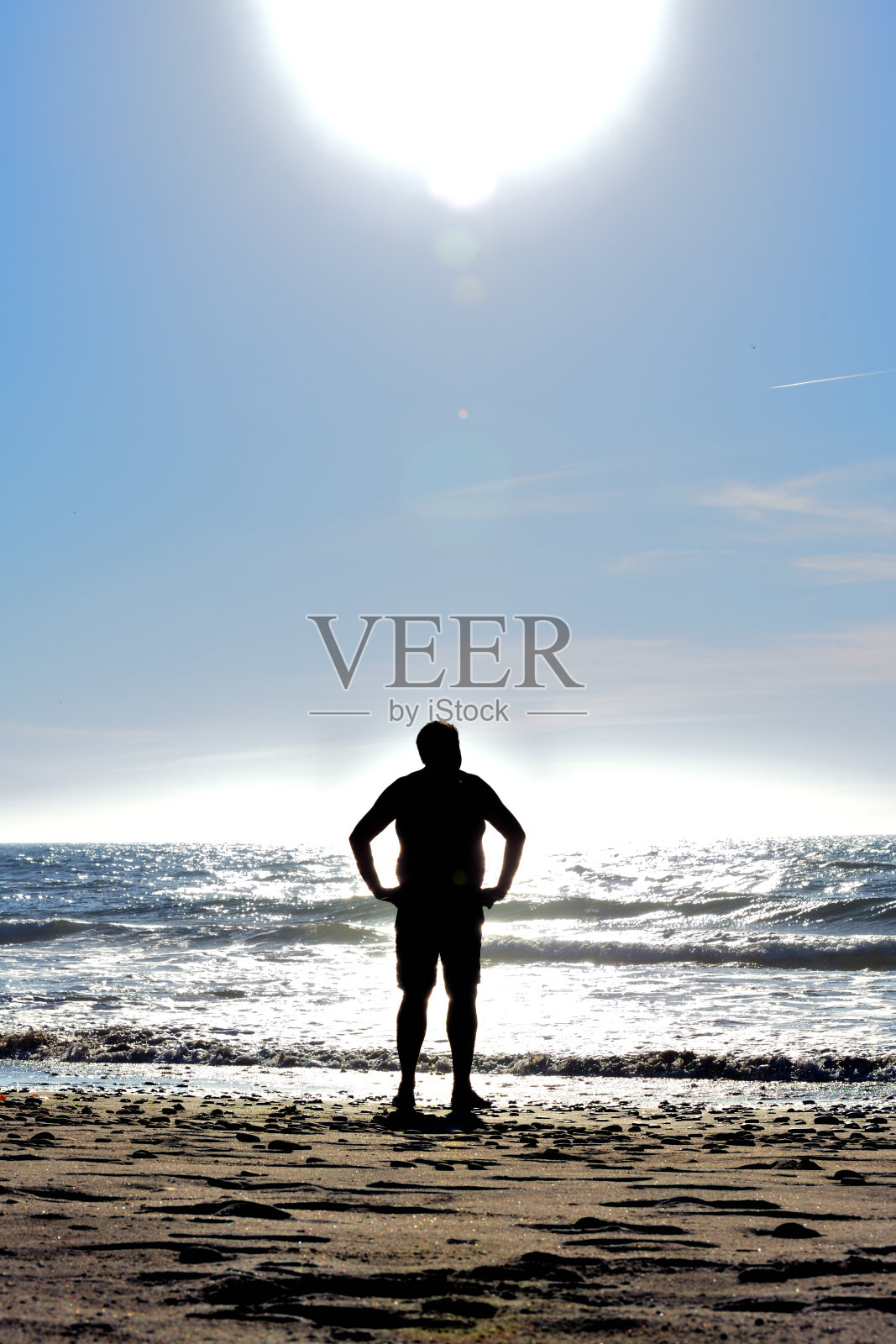 男人在太阳下望向大海照片摄影图片