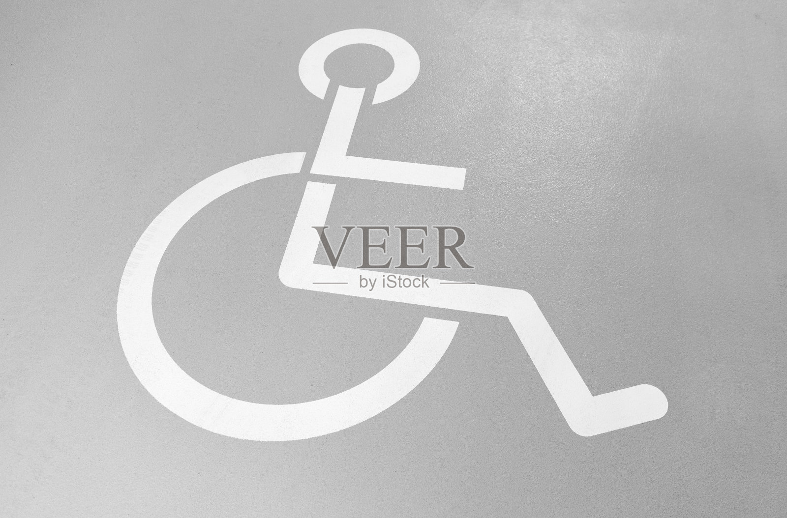 在多层停车场的残障人士停车位上，设有轮椅图标。照片摄影图片