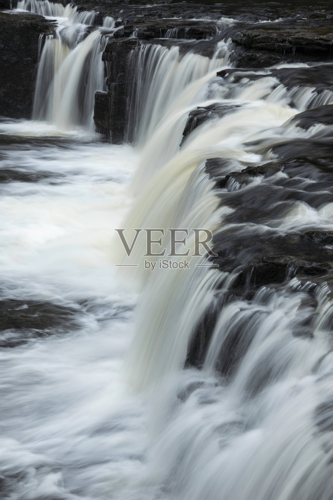 冬季早晨，英格兰约克郡山谷的艾斯加斯瀑布的美丽风景照片摄影图片