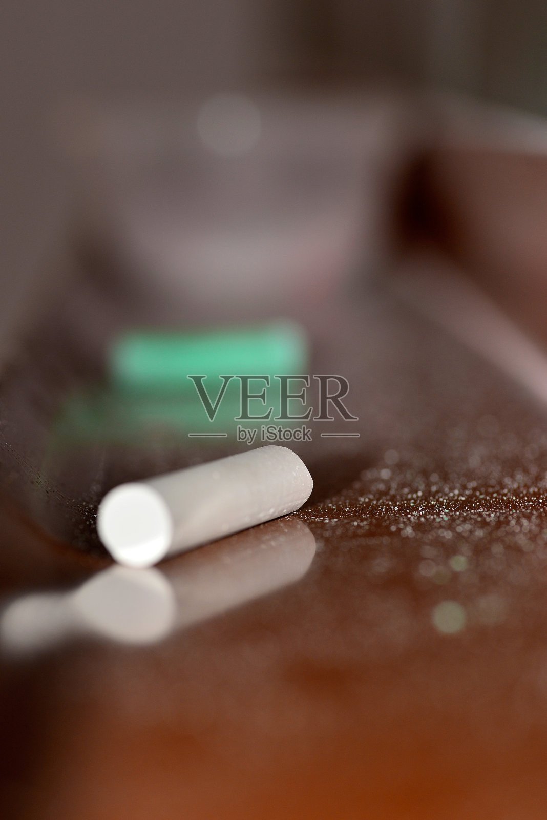 用彩色粉笔在学校的黑板上写字。它也被称为石膏和粉笔(墨西哥)或粉彩，它是一种白色粘土，在条状中制备，用于在石板上写字照片摄影图片