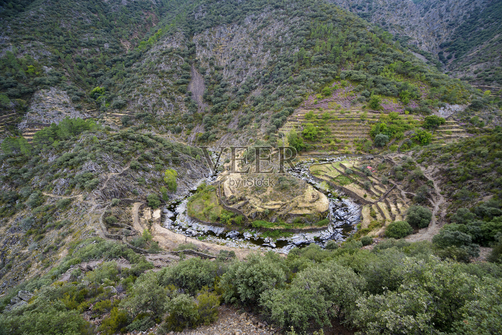 漫步在埃尔加斯科，埃尔加斯科是埃斯特雷马杜拉拉斯赫德斯地区的一个小镇照片摄影图片