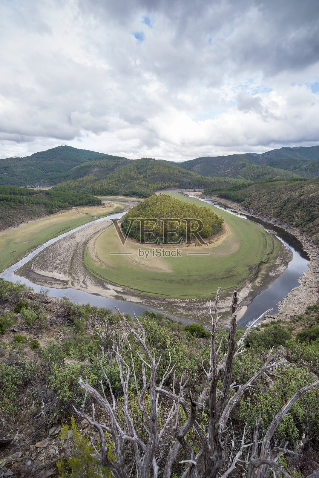 Meander of the river Melero Alagón, Las Hurdes, Extremadura, Spain. This meander is very similar to the canyon of the Colorado River in the United States照片摄影图片