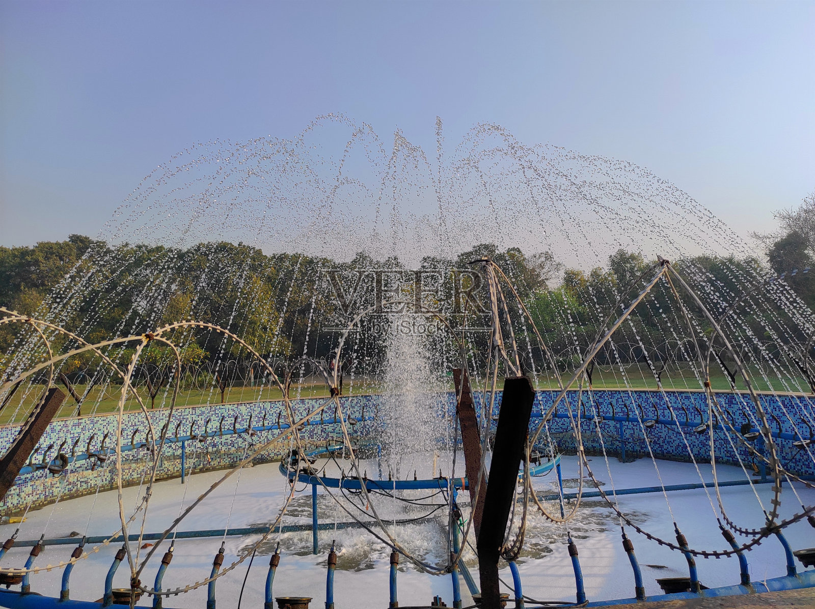 花园里又大又漂亮的喷泉照片摄影图片