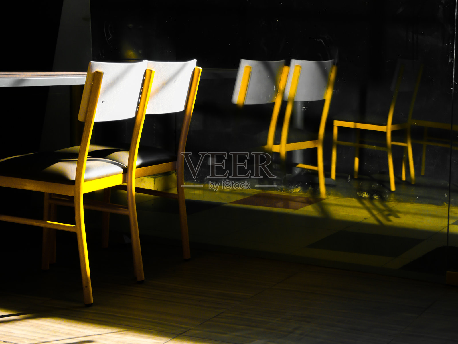 镜子中黄色椅子的倒影。照片摄影图片