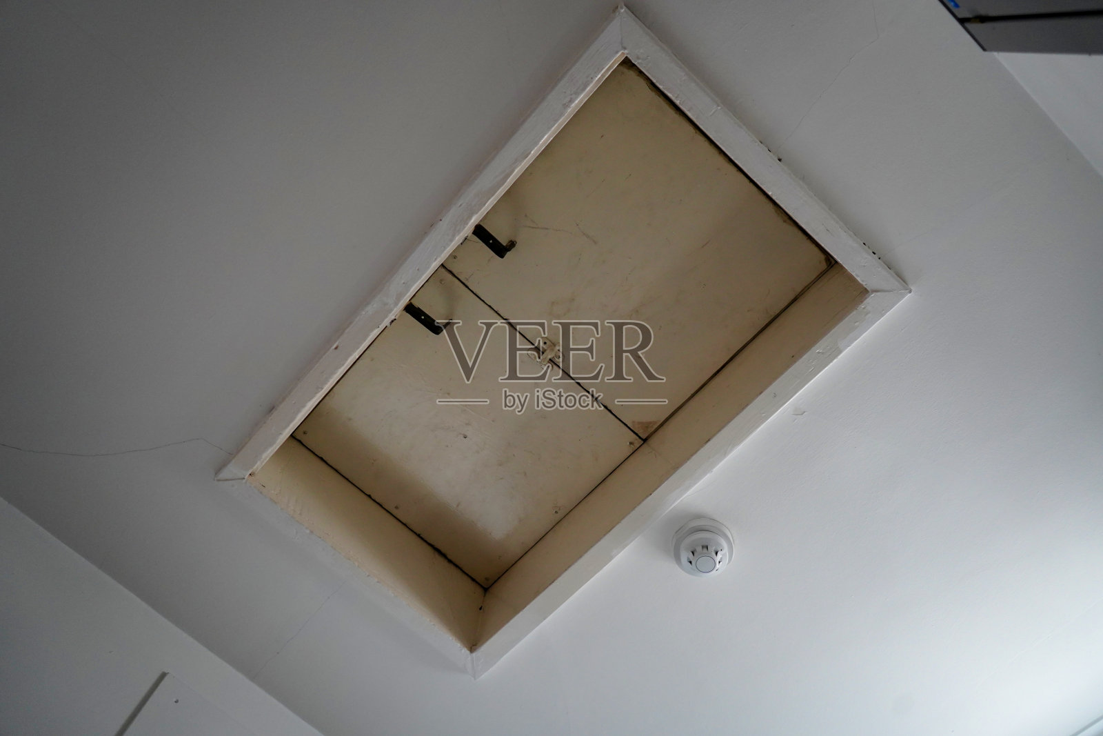 抬头看阁楼的舱口照片摄影图片