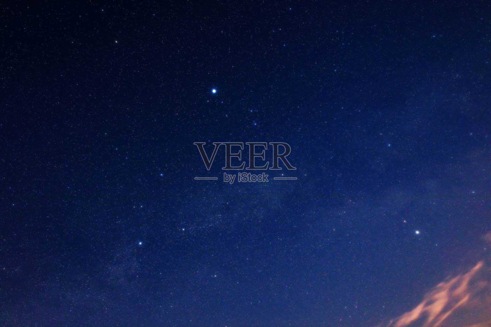 夜空中的银河恒星和星座。夏季三角星，织女星，牛郎星和天津四。照片摄影图片