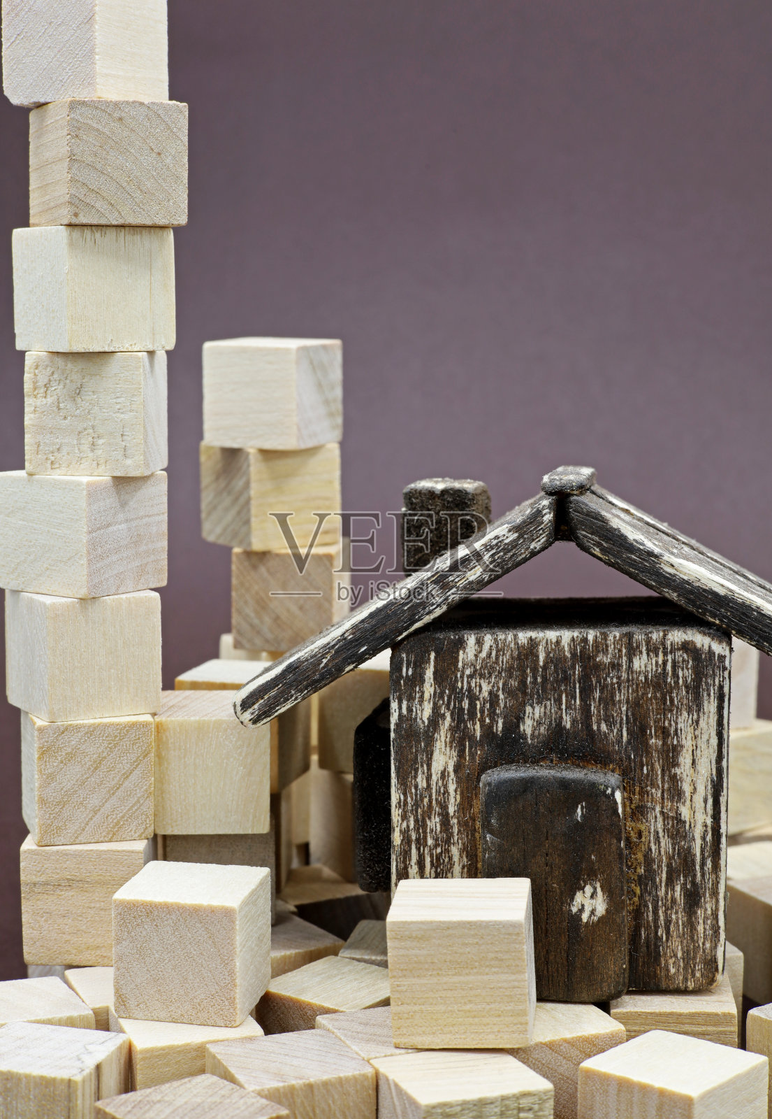 迷你木屋与小木立方体照片摄影图片