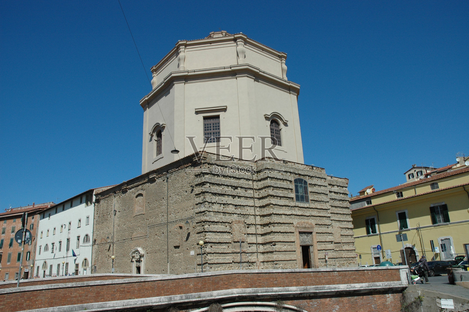 通往港口的运河上的中世纪教堂照片摄影图片