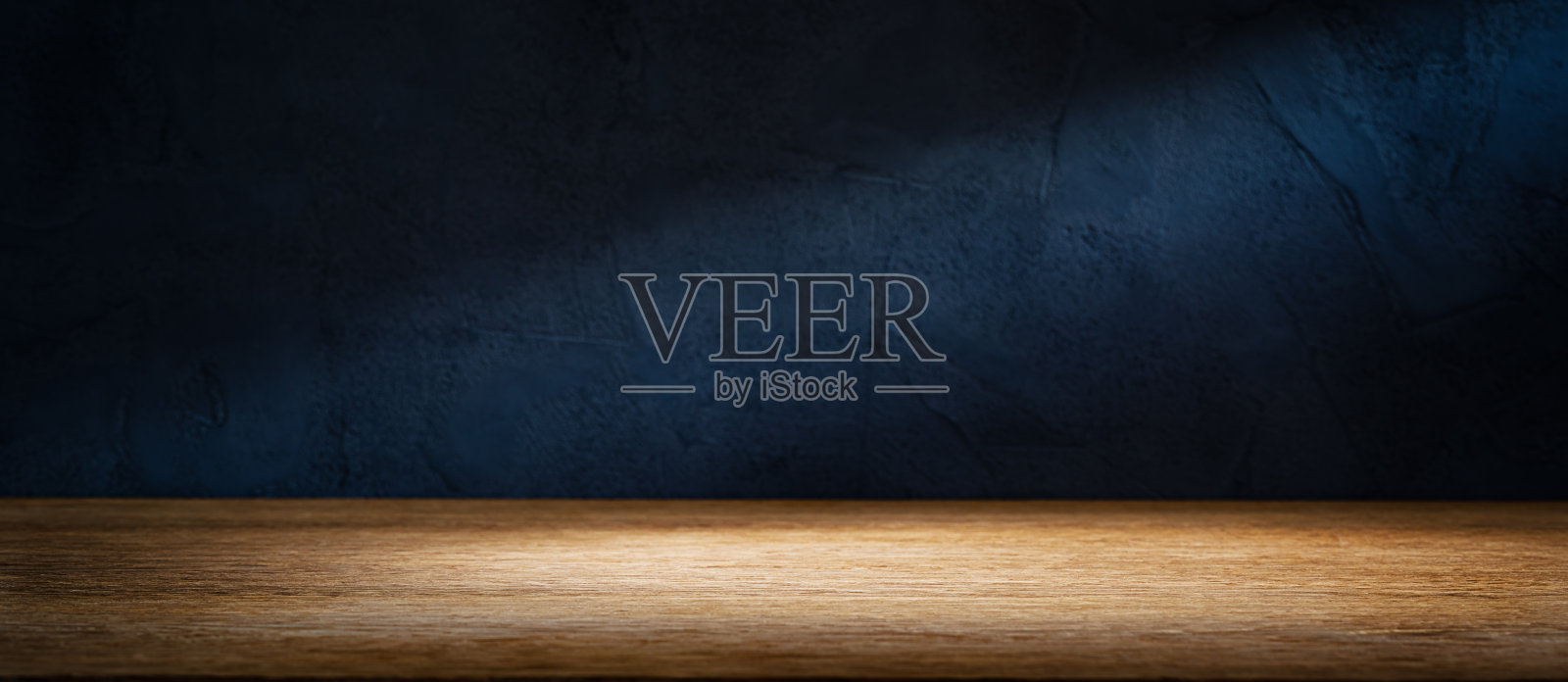 木制桌子或台面与黑色石墙背景照片摄影图片