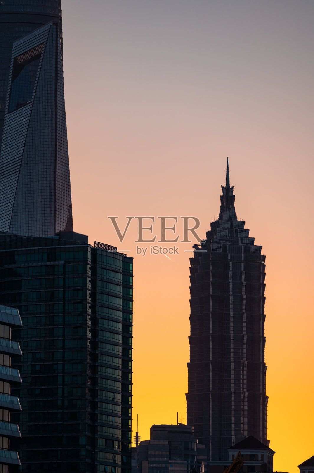 黄昏时分的上海地标建筑照片摄影图片