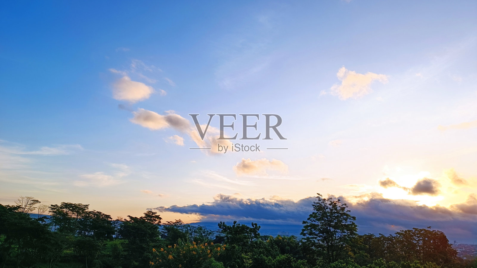 多云的早晨有阳光照片摄影图片