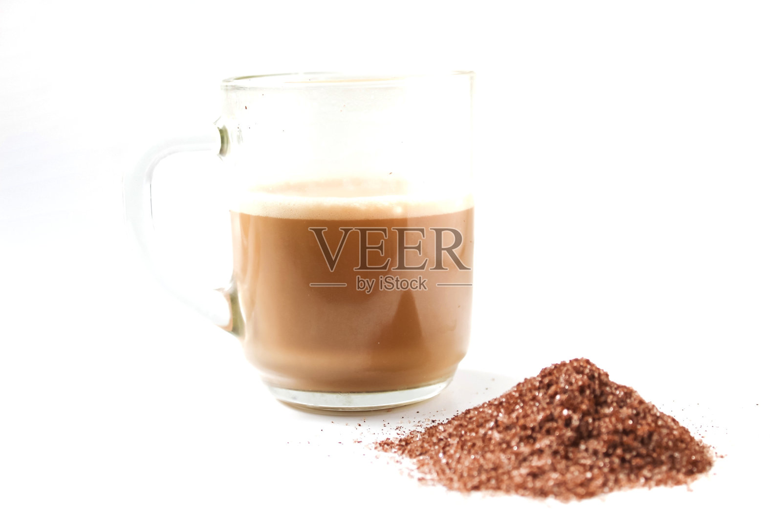 一杯牛奶咖啡饮料和咖啡粉隔离在白色背景照片摄影图片