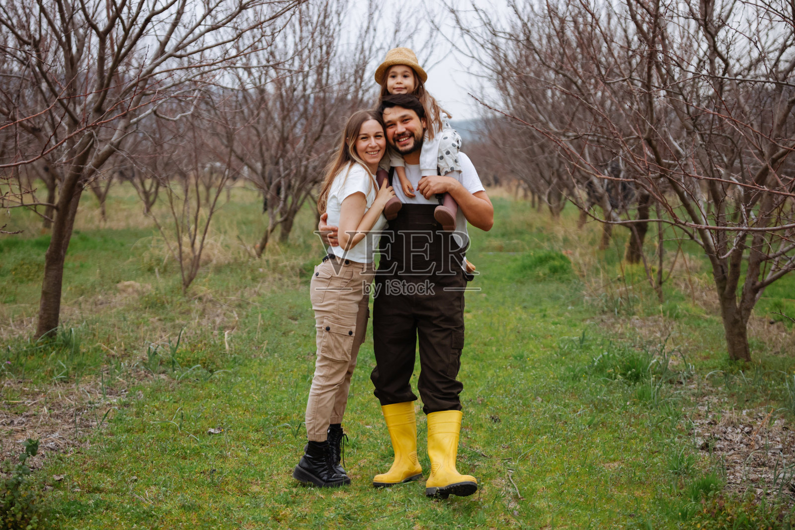 幸福的家庭享受在牧场散步。照片摄影图片