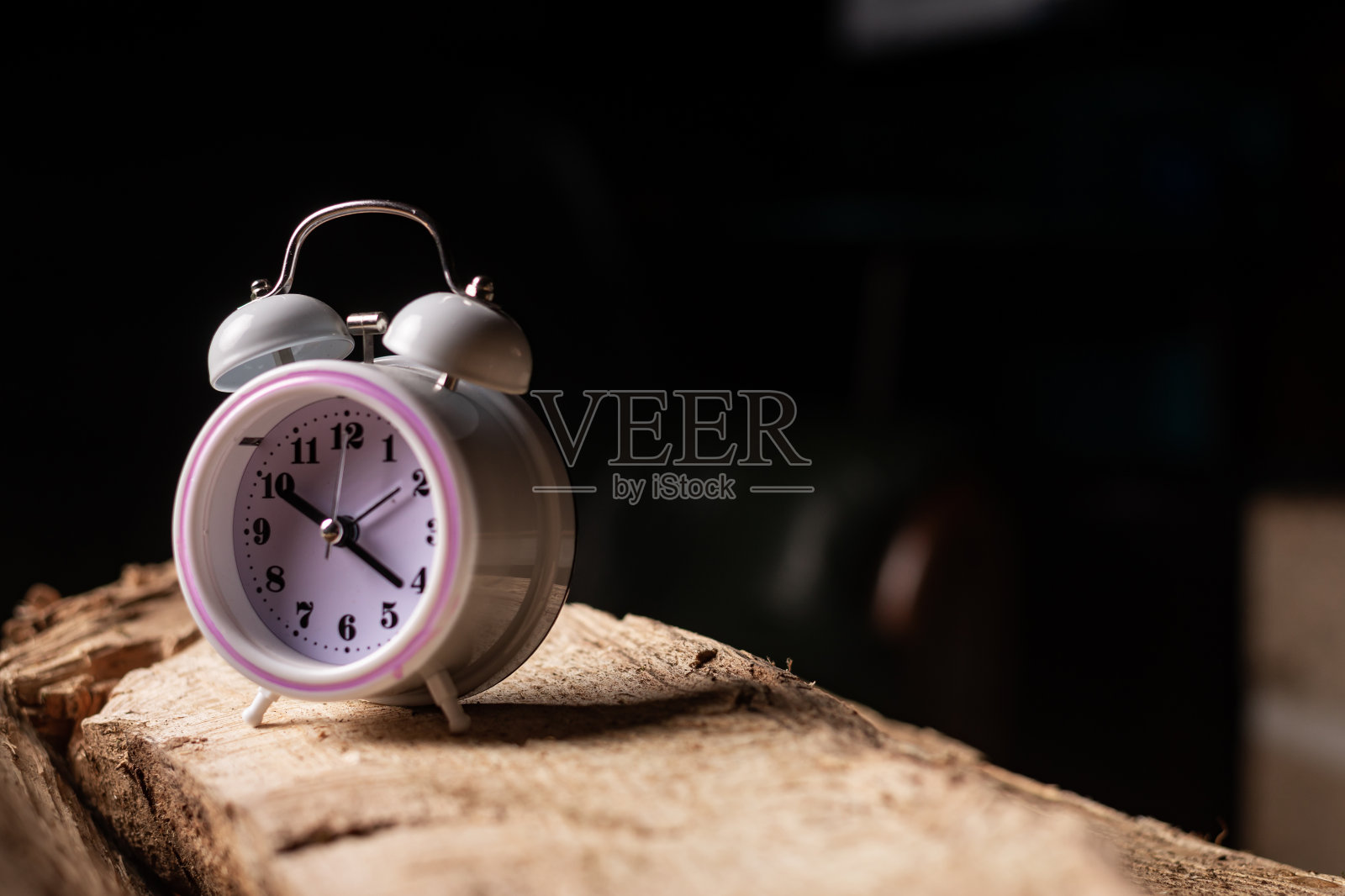闹钟在黑色背景上。时间管理的概念。昼夜节律。照片摄影图片