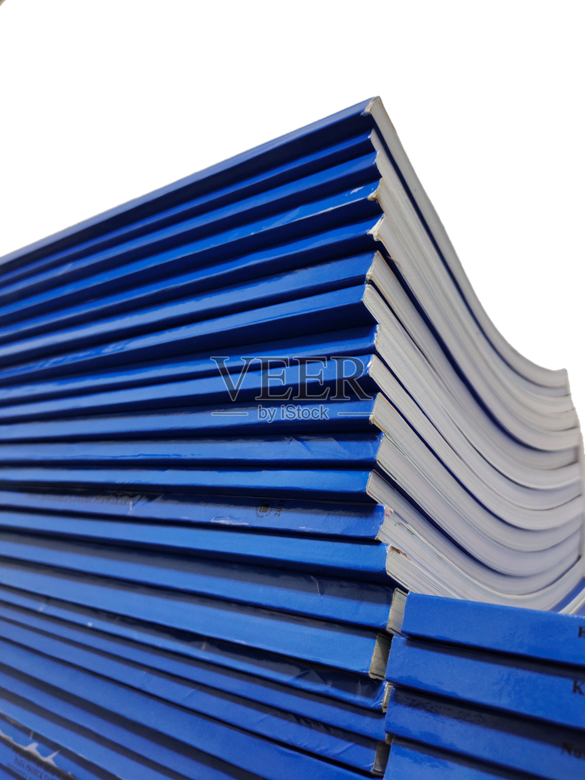 成堆的学生论文、论文或书籍。照片摄影图片