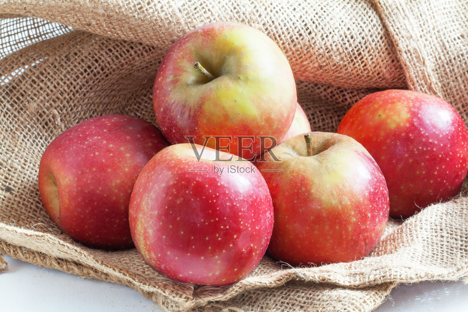 粗麻袋上的苹果照片摄影图片
