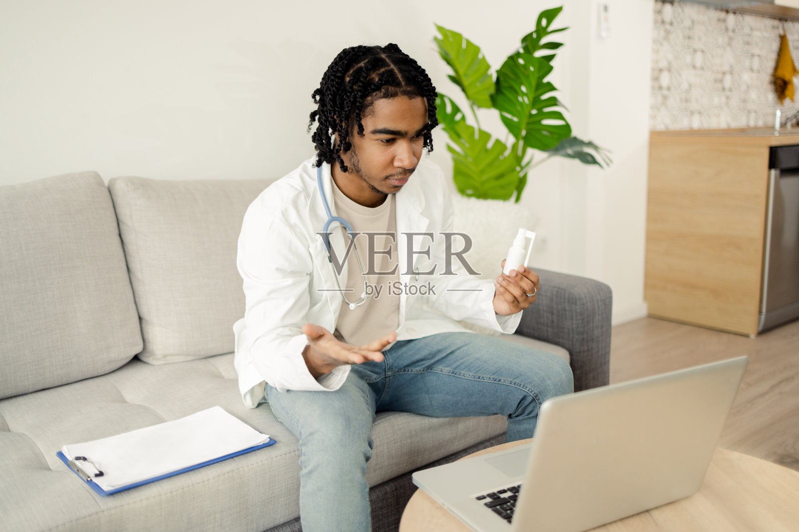 年轻的医生在网上为他的病人提供药物咨询照片摄影图片