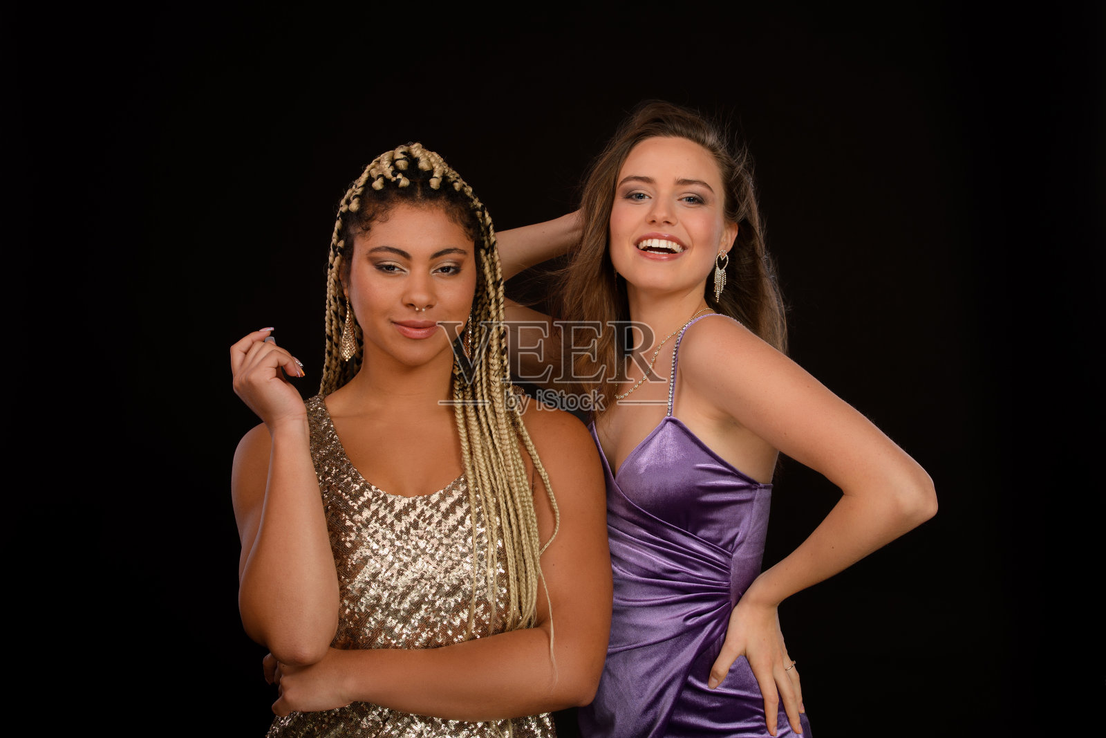 两位穿着考究的朋友准备参加聚会。照片摄影图片