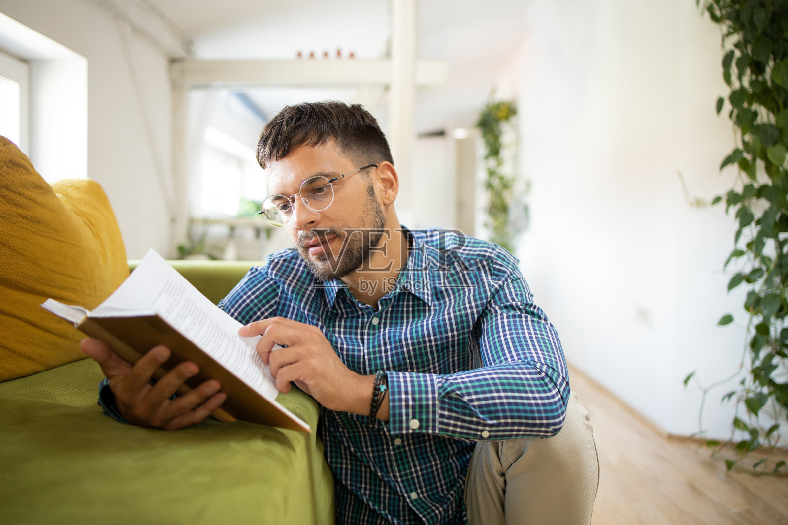 年轻人正在看书照片摄影图片