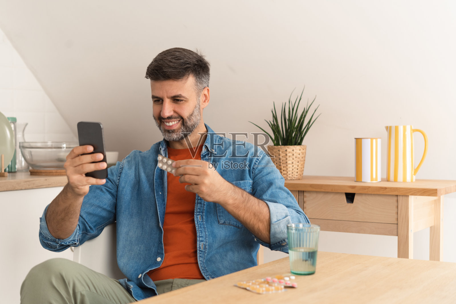 一个中年成年男子正在与他的医疗顾问进行在线通话照片摄影图片