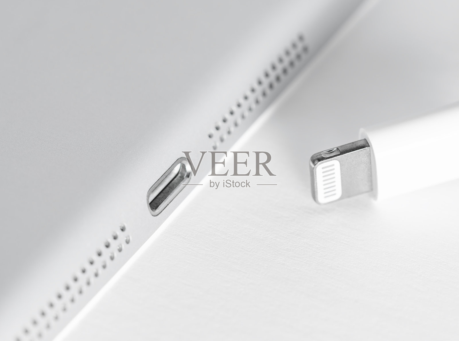 iPad上的Apple Lightning连接端口。用于连接iphone、ipad或ipod等移动设备到电脑的连接。照片摄影图片