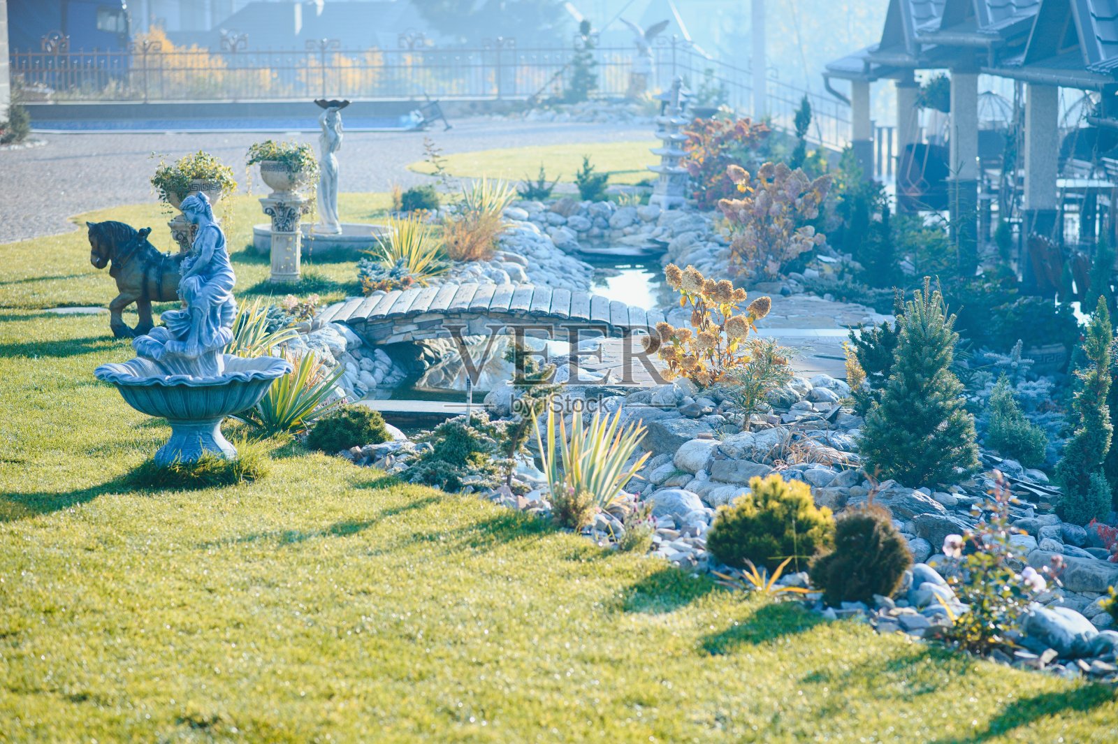 公园里的喷泉。水从喷泉流出。照片摄影图片