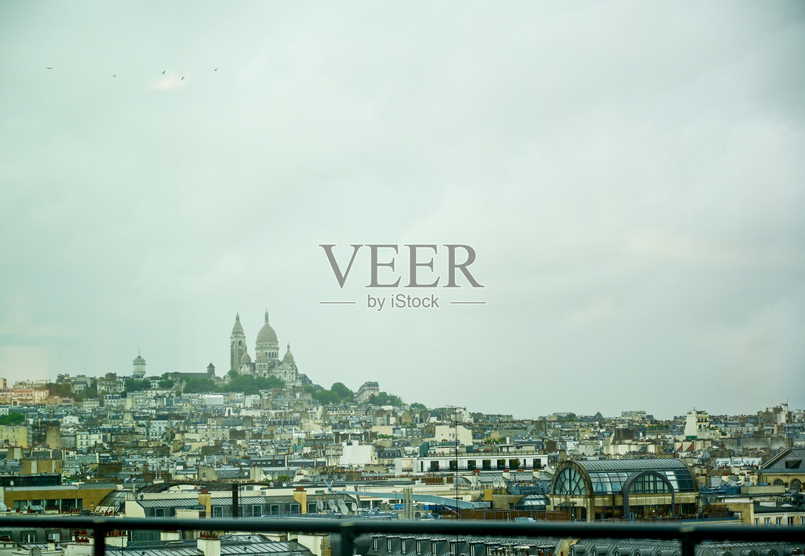 2022年6月，法国巴黎。巴黎天际线与神圣的心在一个雨天。照片摄影图片