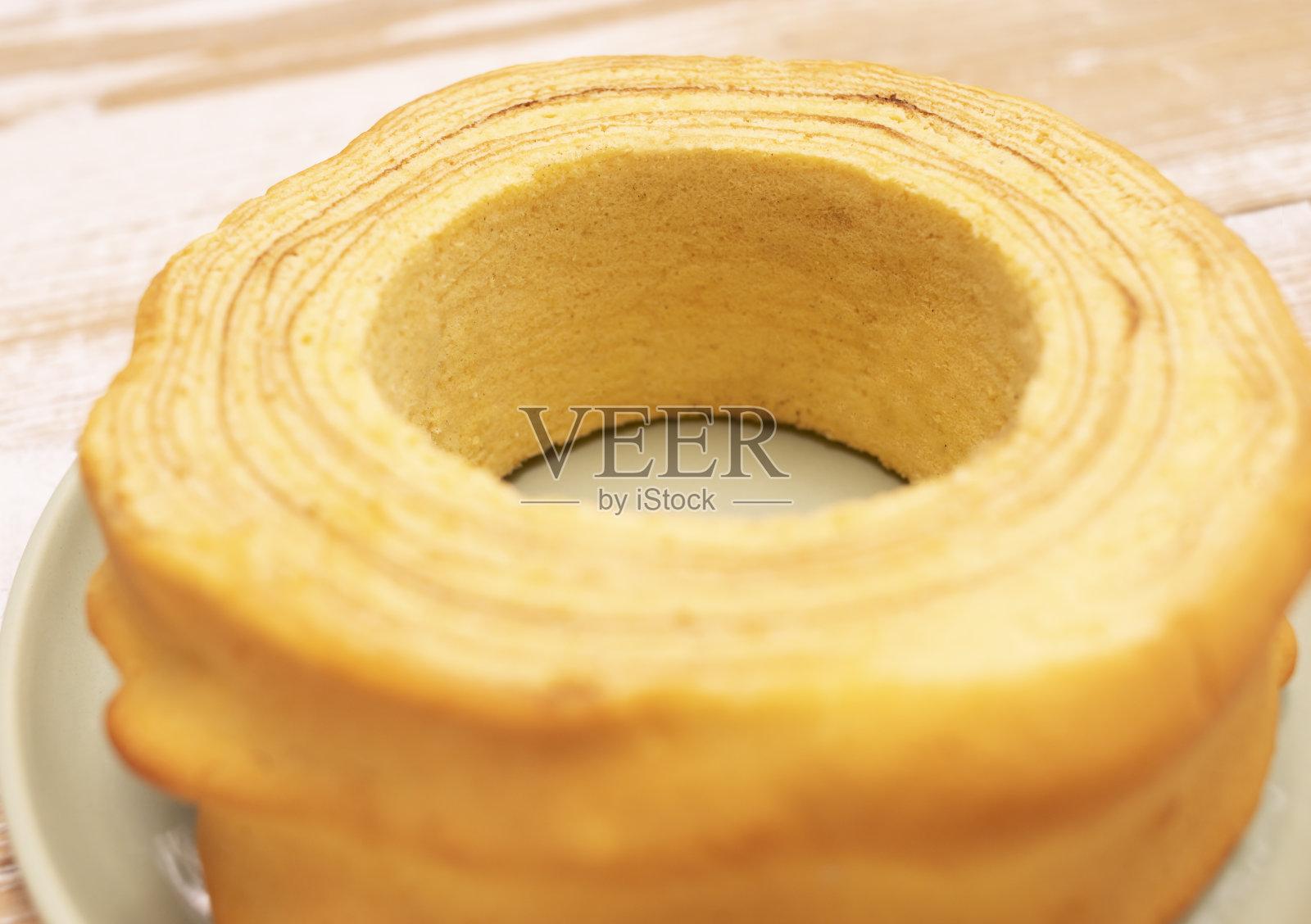 近距离的Baumkuchen, sakotis,sekacz在木制的乡村桌子上，立陶宛，波兰，德国，白俄罗斯的传统吐槽蛋糕，由黄油，鸡蛋，面粉，糖在明火上烹制而成。水平的。照片摄影图片