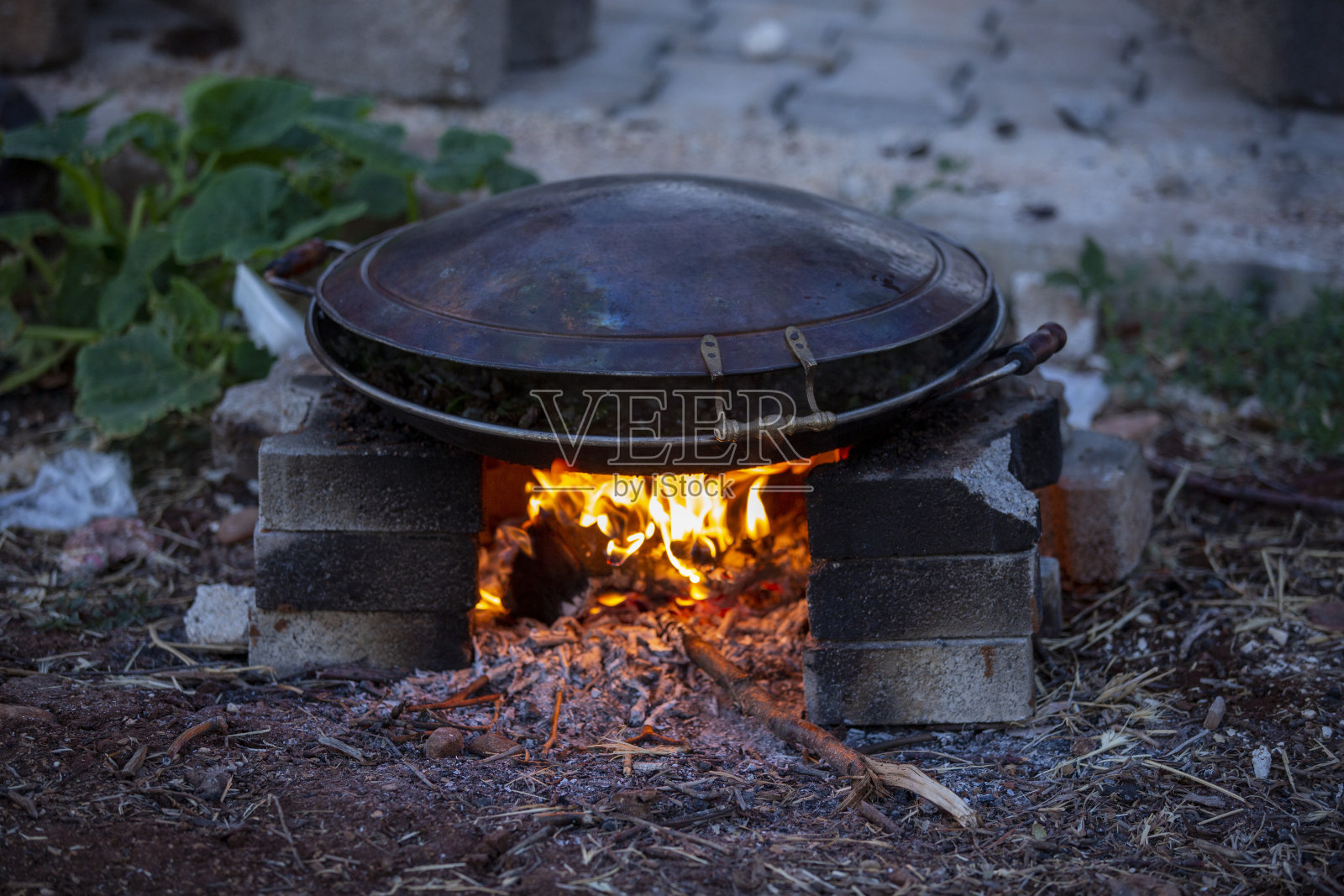 炉子里烧着柴火。照片摄影图片