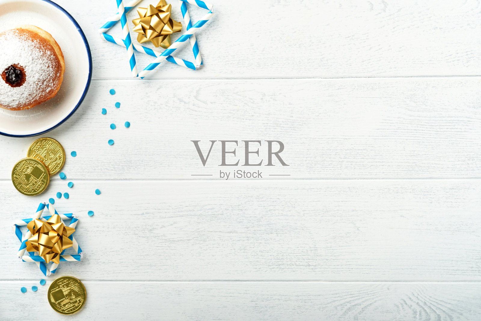 光明节快乐。光明节甜甜圈、礼品盒、白色蜡烛和白色木制背景的巧克力硬币。犹太节日光明节的形象和概念。前视图。照片摄影图片