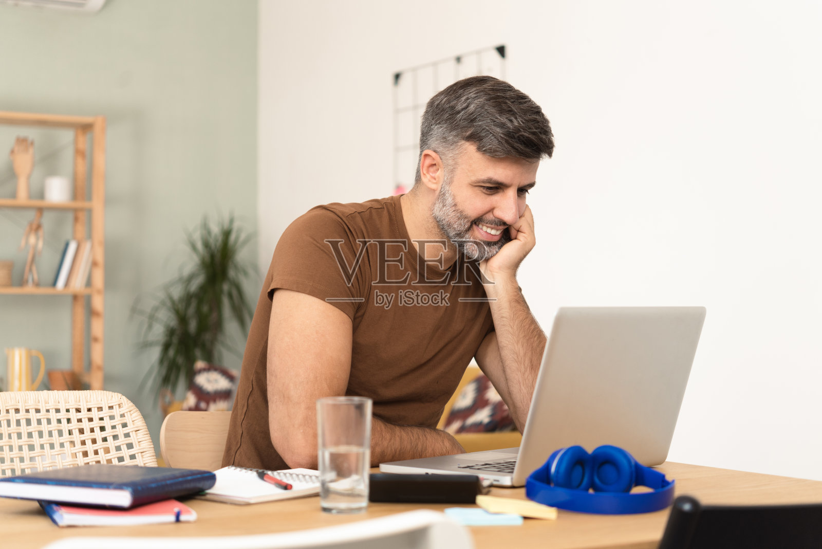 一个在家学习的成熟男人的肖像照片摄影图片