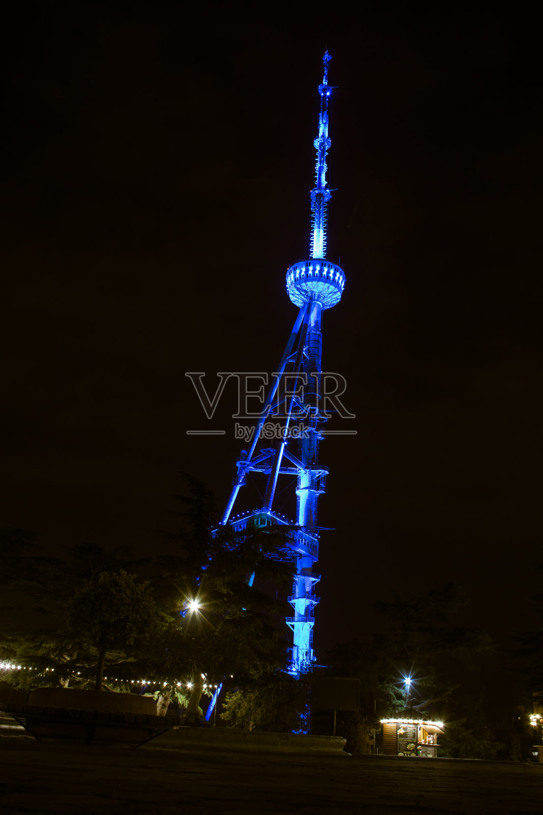 夜晚第比利斯电视塔被蓝色的灯光照亮照片摄影图片