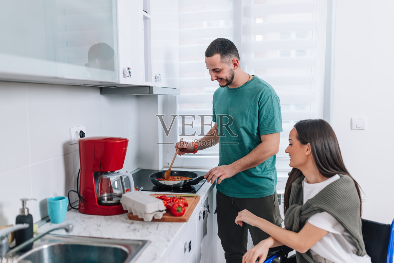 一起吃午餐照片摄影图片