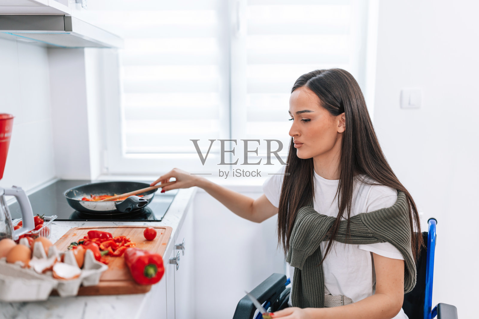 妇女做午餐照片摄影图片