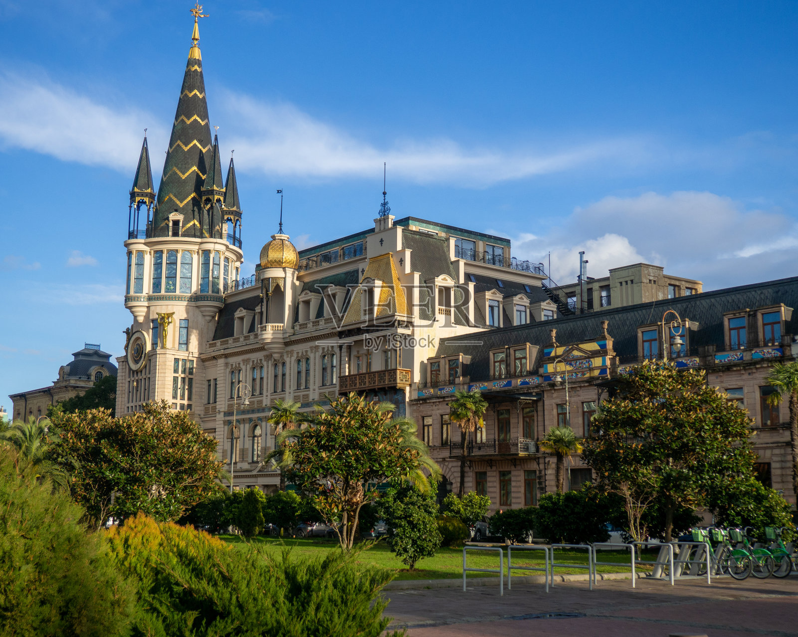 巴统的地标。欧洲广场。格鲁吉亚的建筑。城市公园。海边度假胜地的冬天。照片摄影图片