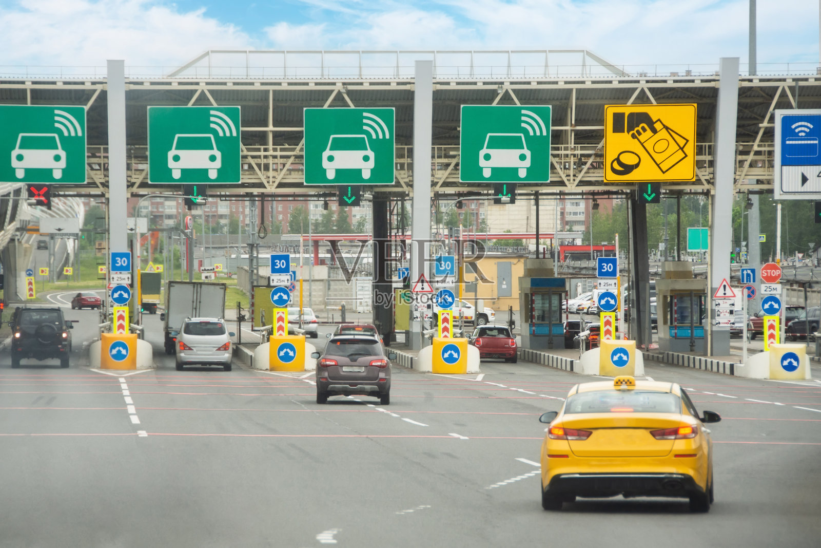 在受障碍物限制的收费公路的入口或出口与车辆一起观看。无现金支付应答器，限速标志。照片摄影图片