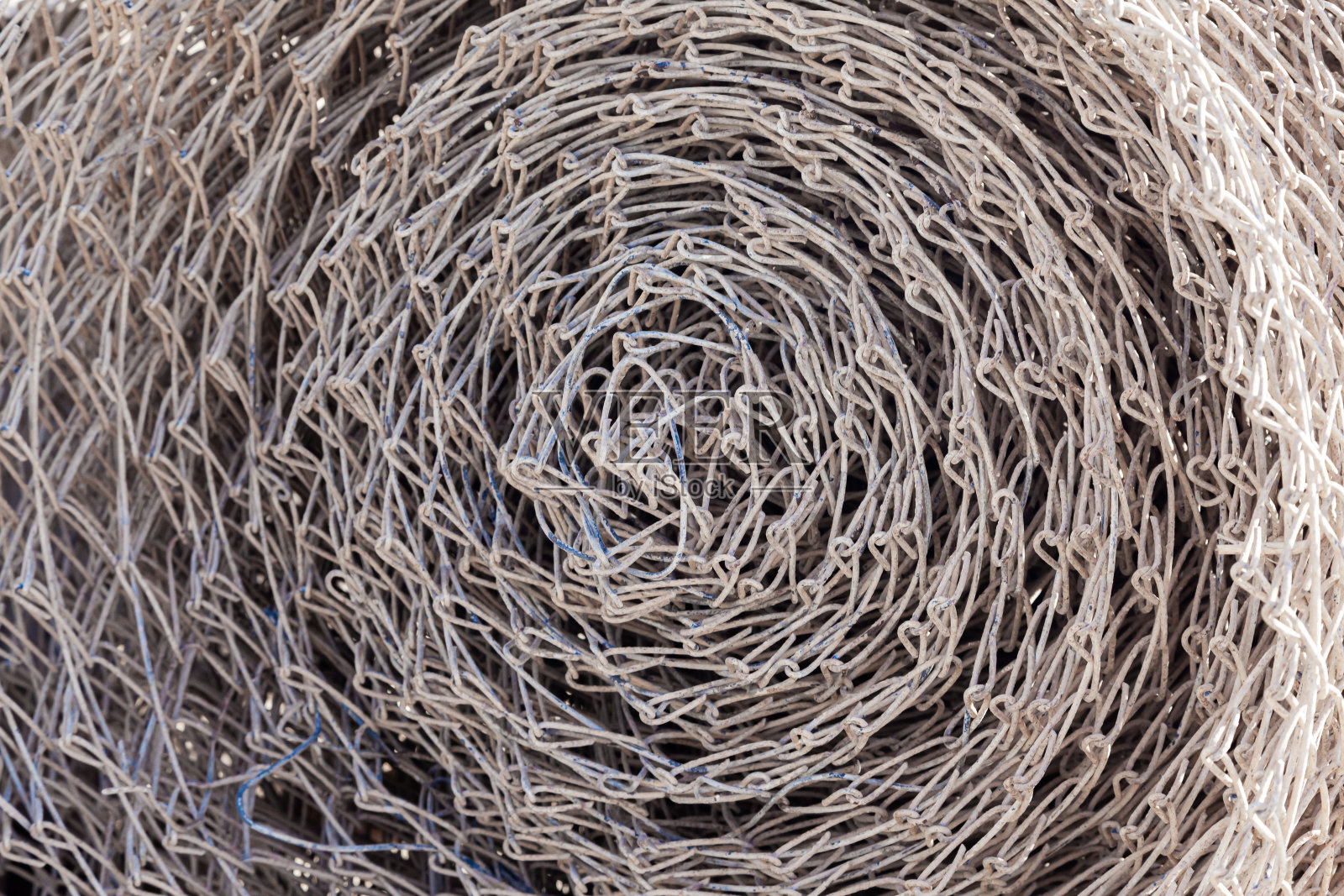 钢网，绞成一卷，特写。照片摄影图片