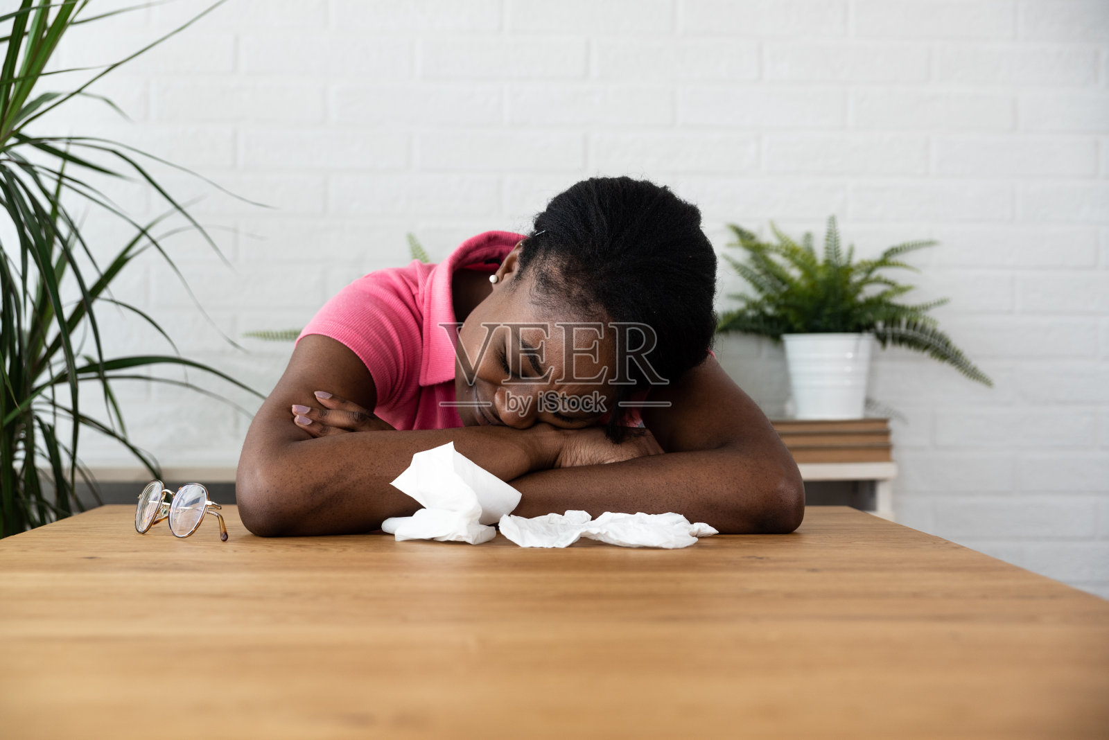 年轻的非裔美国女交换生女孩因为在公共场合或社交网站上受到种族攻击而哭泣，感到受伤和痛苦。停止种族主义概念照片摄影图片