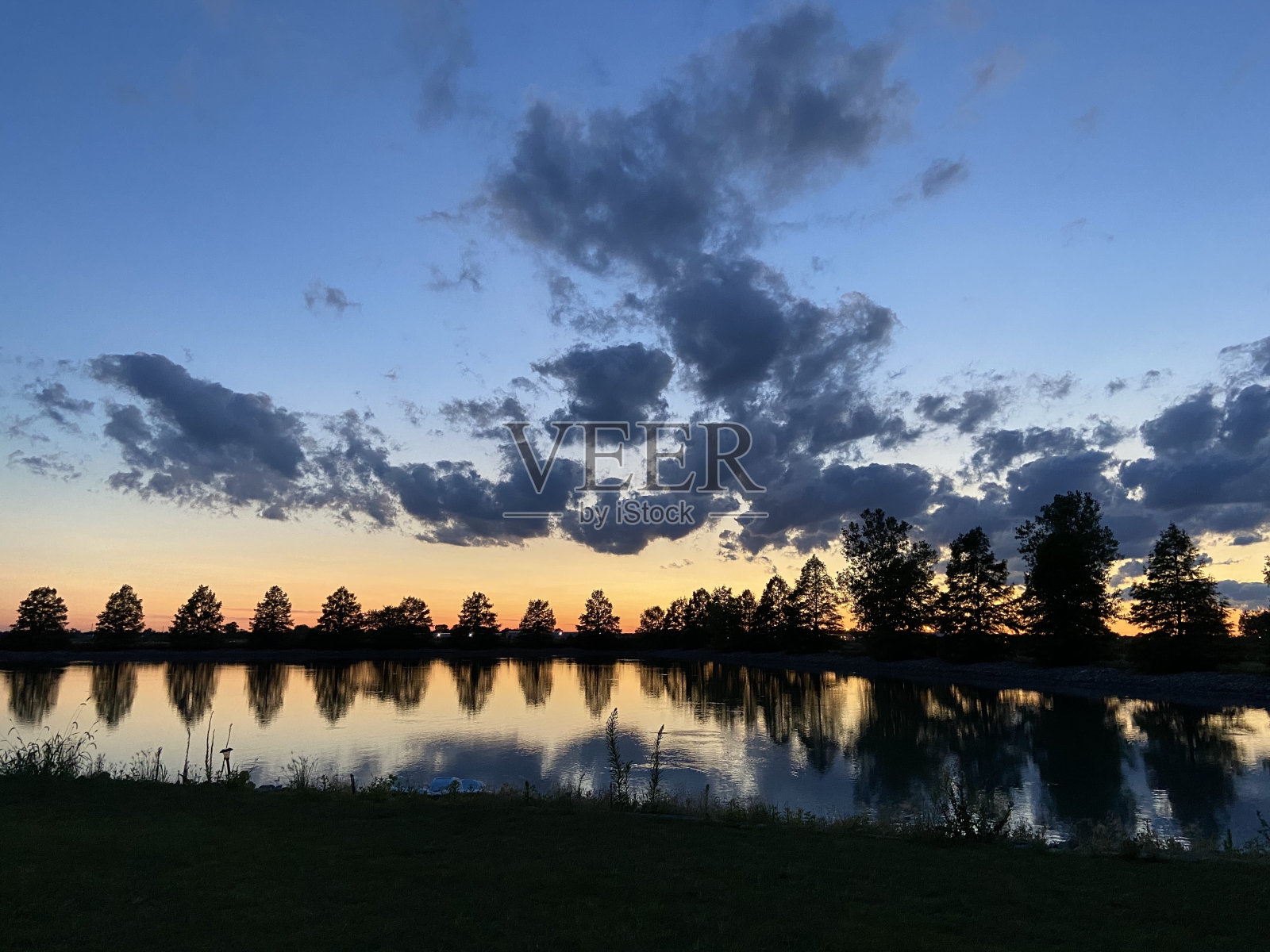 多云的日落照片摄影图片