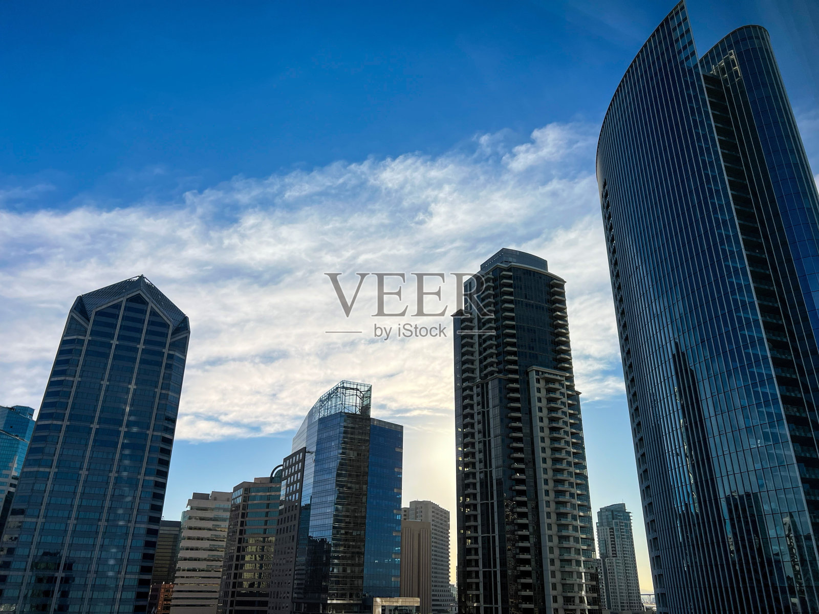 现代市中心摩天大楼的戏剧性视角照片摄影图片