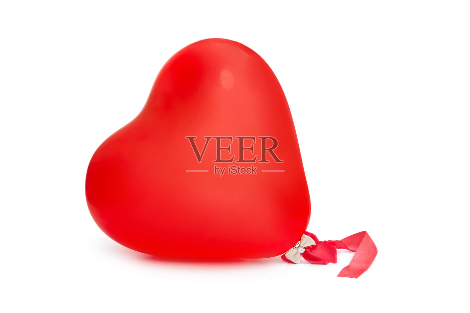 气球在一个白色的心形丝带上。照片摄影图片