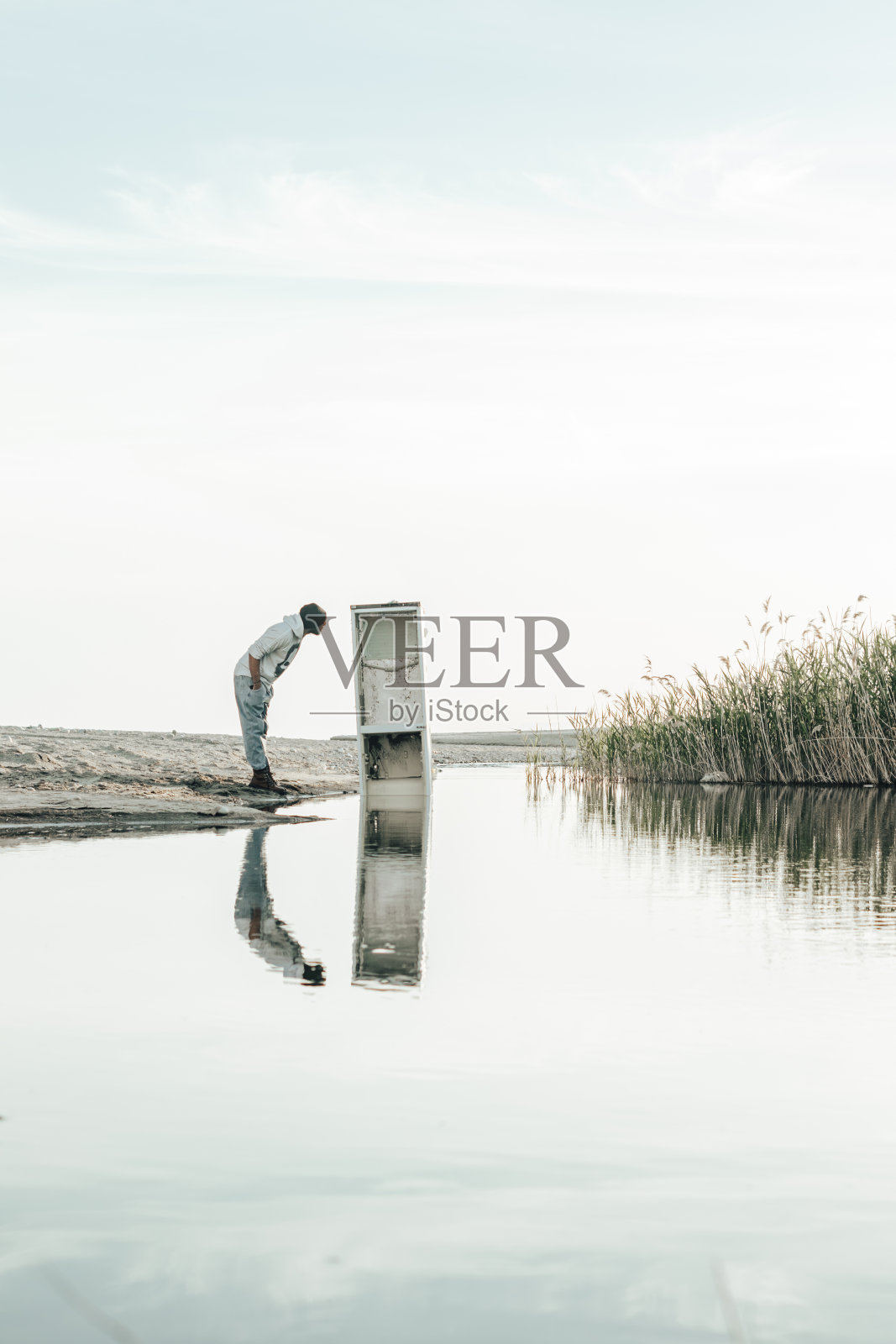 一个男孩的倒影照片摄影图片
