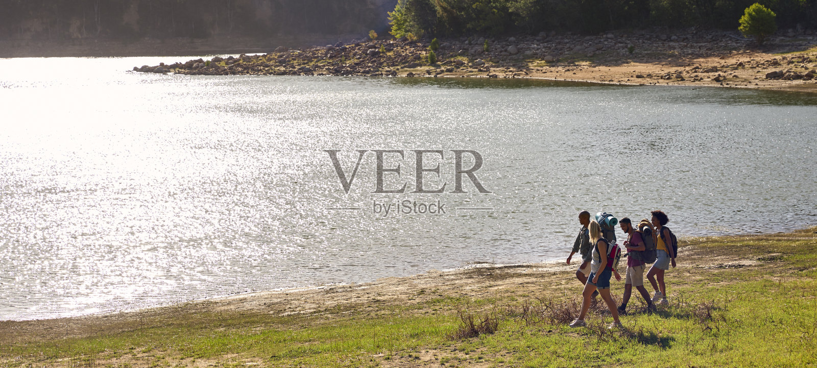 一群背着背包的朋友在湖边度假徒步旅行的广角视图照片摄影图片