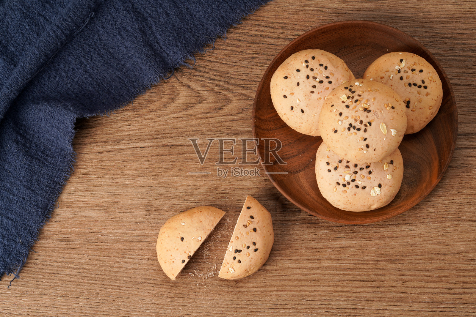 一盘法国面包放在木桌上照片摄影图片